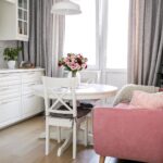 cuisine 10 mètres carrés avec décor de canapé