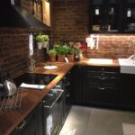 ensemble de cuisine sombre dans le loft