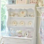 étagère provence dans la cuisine blanche