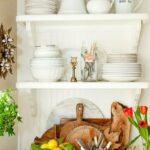 étagère provence dans la cuisine blanche comme neige