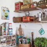 étagère provençale dans la cuisine en bois