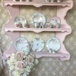 étagère provence dans la cuisine rose