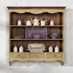 Etagère provençale dans la cuisine avec vaisselle violette