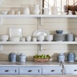 étagère provençale dans la cuisine longue