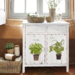 étagère provençale dans la cuisine avec des plantes
