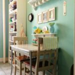 Etagère Provence dans la cuisine au-dessus de la table