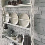 étagère provençale dans la cuisine avec assiettes
