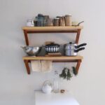 petite étagère provençale dans la cuisine