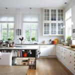 étagère provence dans le mur de la cuisine