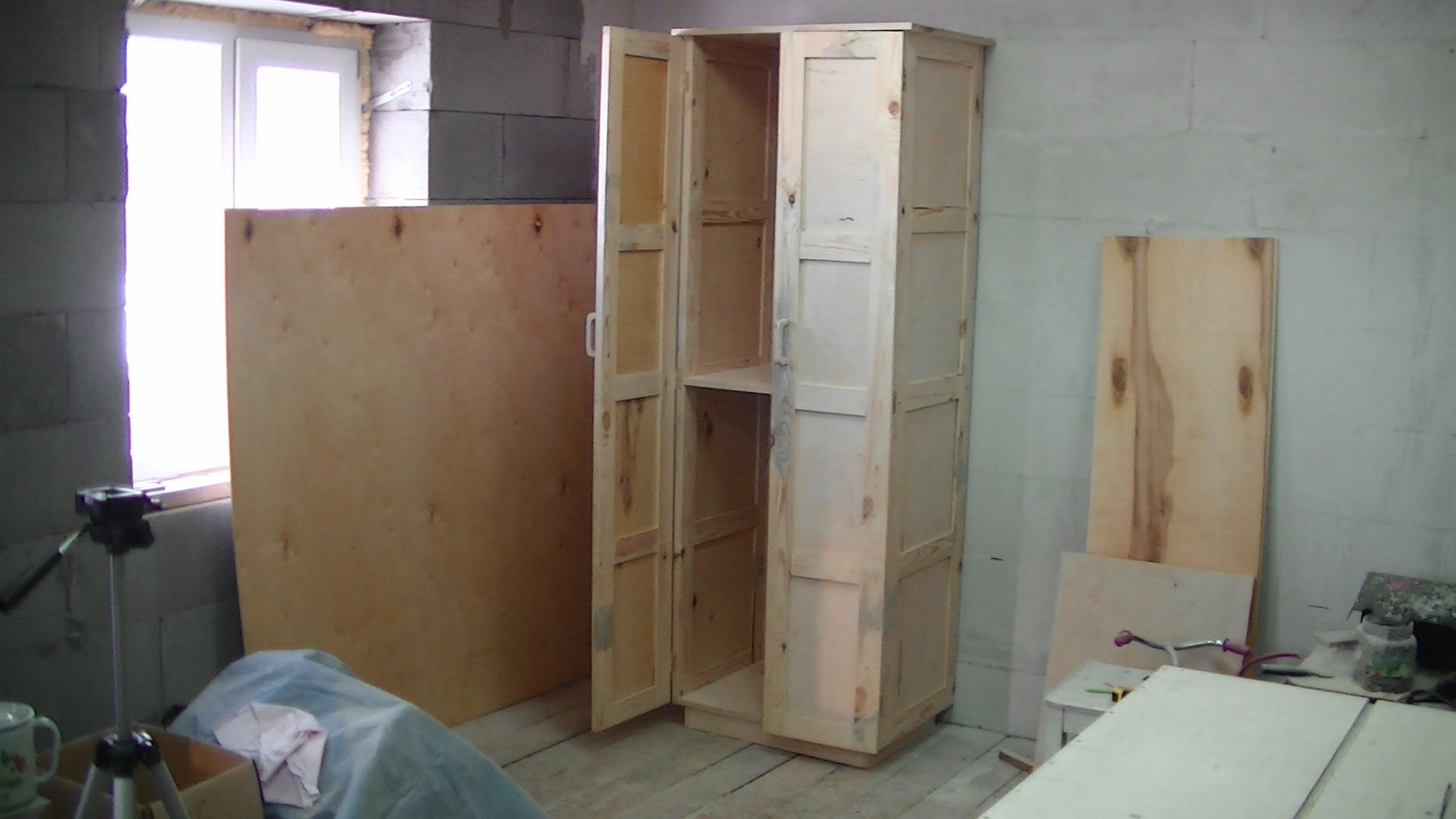 matériaux pour une armoire maison