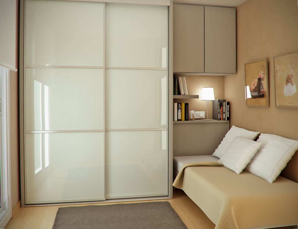 armoire dans une petite pièce