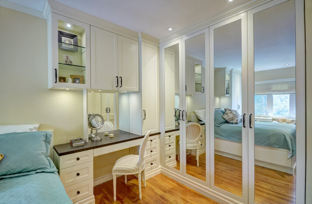 armoire avec un miroir pour une petite pièce