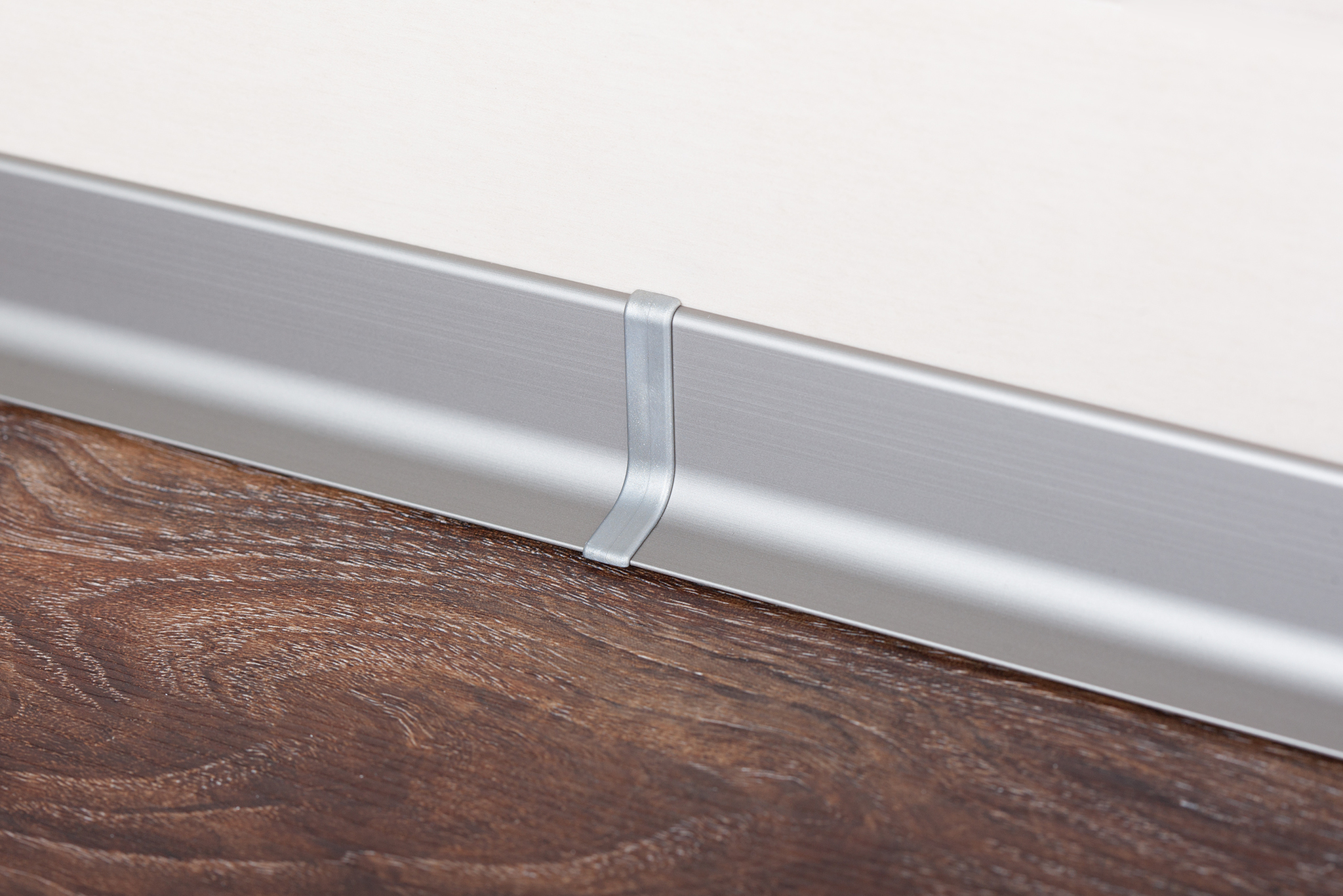 moins les plinthes en aluminium