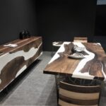 table en bois tacheté