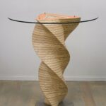 table en bois sur pied en spirale