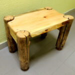 table en bois avec des bûches