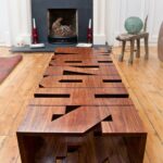table en bois avec des lettres