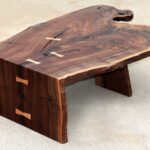 table en bois foncé
