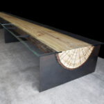 table en bûche de bois avec verre sur les côtés