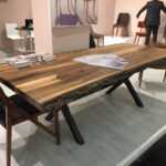table en bois avec insert en verre