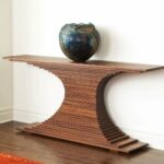table en bois sur un piédestal