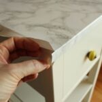 coller du papier sur la table