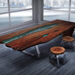 table en bois avec insert bleu
