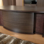 table avec cuir corcodile