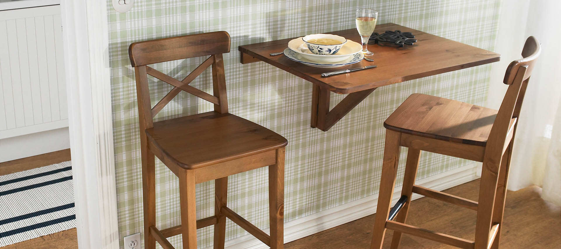 table pliante avec des idées de décoration murale