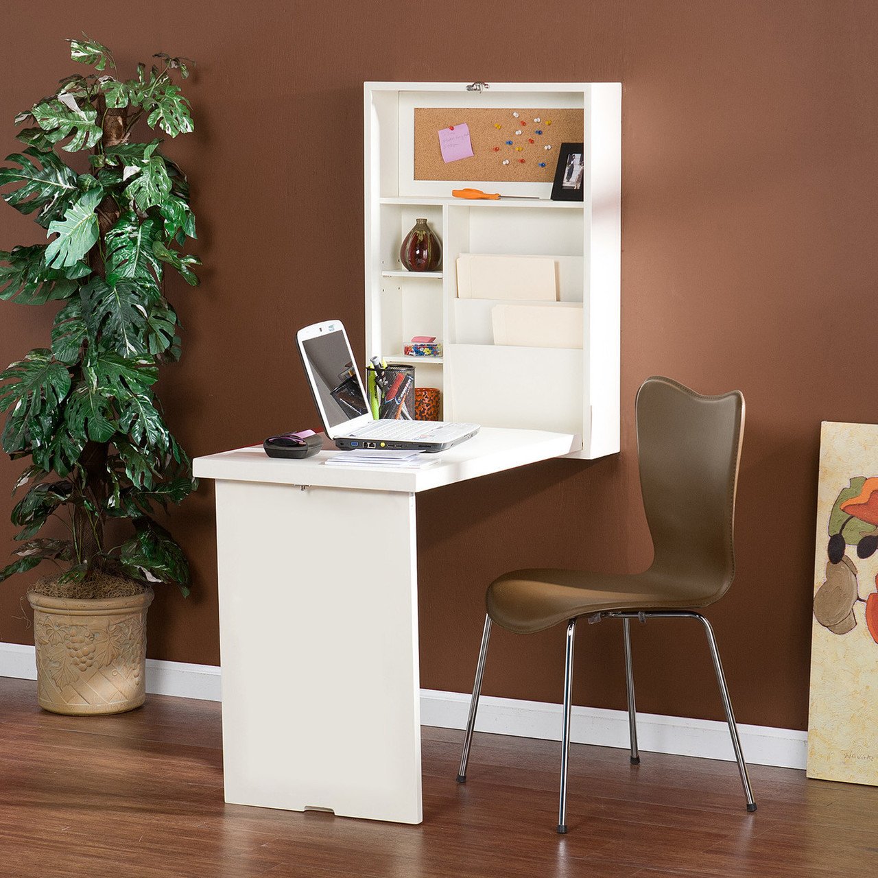 table pliante avec décoration murale