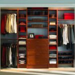 armoire en bois ouverte