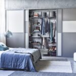 armoire grise dans la chambre