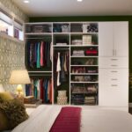 armoire ouverte dans le salon