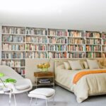 grande étagère dans la chambre