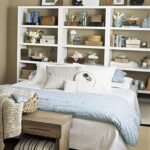 étagère dans la chambre pour quelque chose
