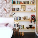 étagère dans la chambre pour jouets