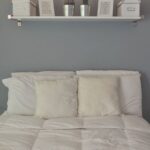 étagère dans la chambre standard