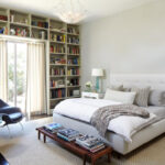 étagère dans la chambre avec des livres
