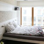 l'étagère dans la chambre est confortable