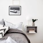petite étagère dans la chambre