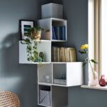 étagère dans la chambre dans le coin