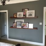 étagère dans la conception de la chambre
