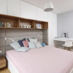 grande étagère dans la chambre