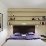 étagère dans la chambre longue