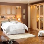 étagère dans la chambre des adultes