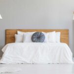 étagère latérale dans la chambre