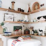 étagère en bois au dessus du lit