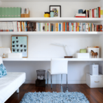 bibliothèque au dessus de la table