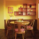 étagère au-dessus de la pyramide de la table