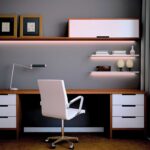 longue étagère au-dessus de la table
